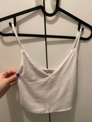 v-ringad linne - vitt v-ringat linne från newyorker i storlek S🫶🏼❤️
