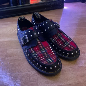 Dr Martens - Limited edition Dr Martens Nypris 2000kr I superbra skick, säljer eftersom att de är för små.