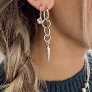 Maria Nilsdotter liknande örhänge❤️‍🔥 - Har gjort örhänget själv! Ringen som sitter i örat är äkta silver, resten vet jag ej!!💘 Väldigt likt Maria Nilsdotter örhänget🙏🏻 De ända defekter de har är de på sista bilden (men de syns it när örhänget är på)❤️‍🔥