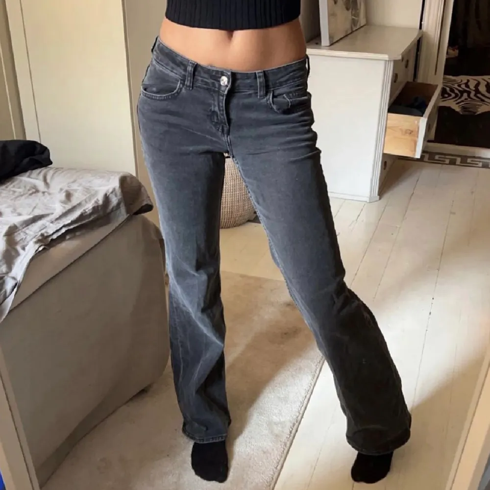 Populära lågmidjade jeans till hm som blicit för små. Jeans & Byxor.