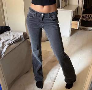 Populära lågmidjade jeans till hm som blicit för små
