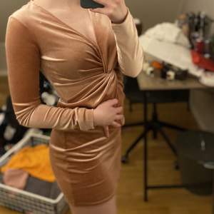 Jättefin klänning med lite rysch och som är mer rosa än vad bilderna visar från H&M. I nyskick, bara använd 1 gång. Säljer då den är lite kort på mig.🎀
