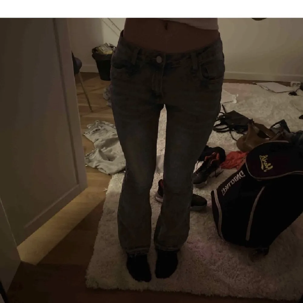 Lågmidjade jeans, dom kommer inte till användning då dom va för långa på mig som är 157cm men passar nån som äe runt 165cm. Pris kan diskuteras. (Lånade bilder). Jeans & Byxor.