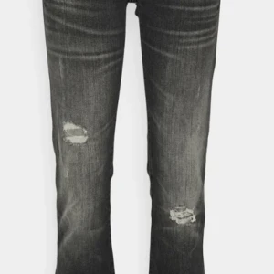 Ltb jeans - Som nya! Detta är ett par ltb valerie jeans som är sjukt snygga och går änkelt att stayla. Säljer pågrund av många liknade. Går absolut att få mer bilder och om ni har någon fråga är de bara att skriva, storlek 28x30 men passar mig som är XS och S❤️