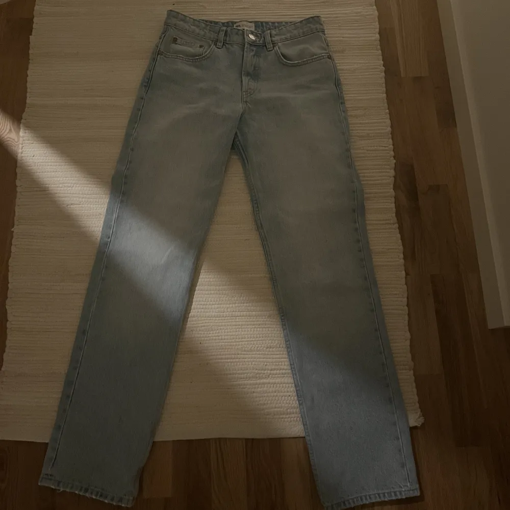 ljusa jeans från Zara i mid Rise straight. Slutsålda på hemsidan🤍 . Jeans & Byxor.