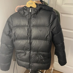 Säljer svart gant jacka  - Säljer en svart gant jacka för att den tyvärr är för liten för mig så den kommer inte till användning tyvärr, använd några gånger, fint skick!💗 