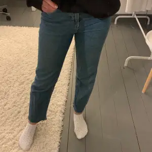 Ett par mörkblåa jeans från hm i storlek 34. Dem e i bra skick och ganska stretchiga. Säljs pga de ej passar. Säker för 100kr plus frakt 