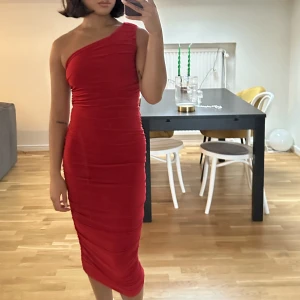 Bodycon dress från club l - Klänning från club London. Endast använt en gång. Superfin och tajt klänning som sitter åt. Lite scrunch på sidan som gör att det sitter fint mot kroppen. 