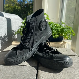 Converse svarta strl 37,5  - Svarta converse i bra skick! Storlek 37,5. Skorna har olika snören, men inget som märks. Köparen står för frakt! 