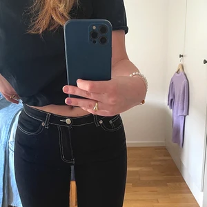 Lågmidjade jeans  - Lågmidjade svarta jeans från junkyard med vit sömm. Säljer på grund av att jag inte får användning av de längre. Storlek s/36. Köpte för 500kr och säljer för 310 kr. Pris kan diskuteras. 💓