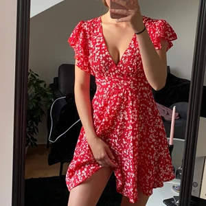 Klänning  - Så fin klänning, röd med vita blommor 🌹 aldrig använd 