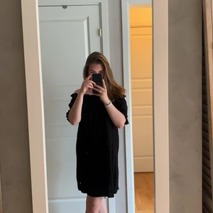 Svart klänning  - En ganska enkel men fin klänning från GinaTricot. Är fin att ha under axlarna, men går fint att även ha som ”vanligt”:) 