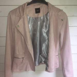 I’m selling a light jacket from Zero in light pink, size 36. It makes a very nice figure because of the feminine cut. 