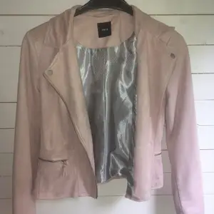 I’m selling a light jacket from Zero in light pink, size 36. It makes a very nice figure because of the feminine cut. 