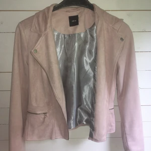 Zero Jacket light-pink - I’m selling a light jacket from Zero in light pink, size 36. It makes a very nice figure because of the feminine cut. 