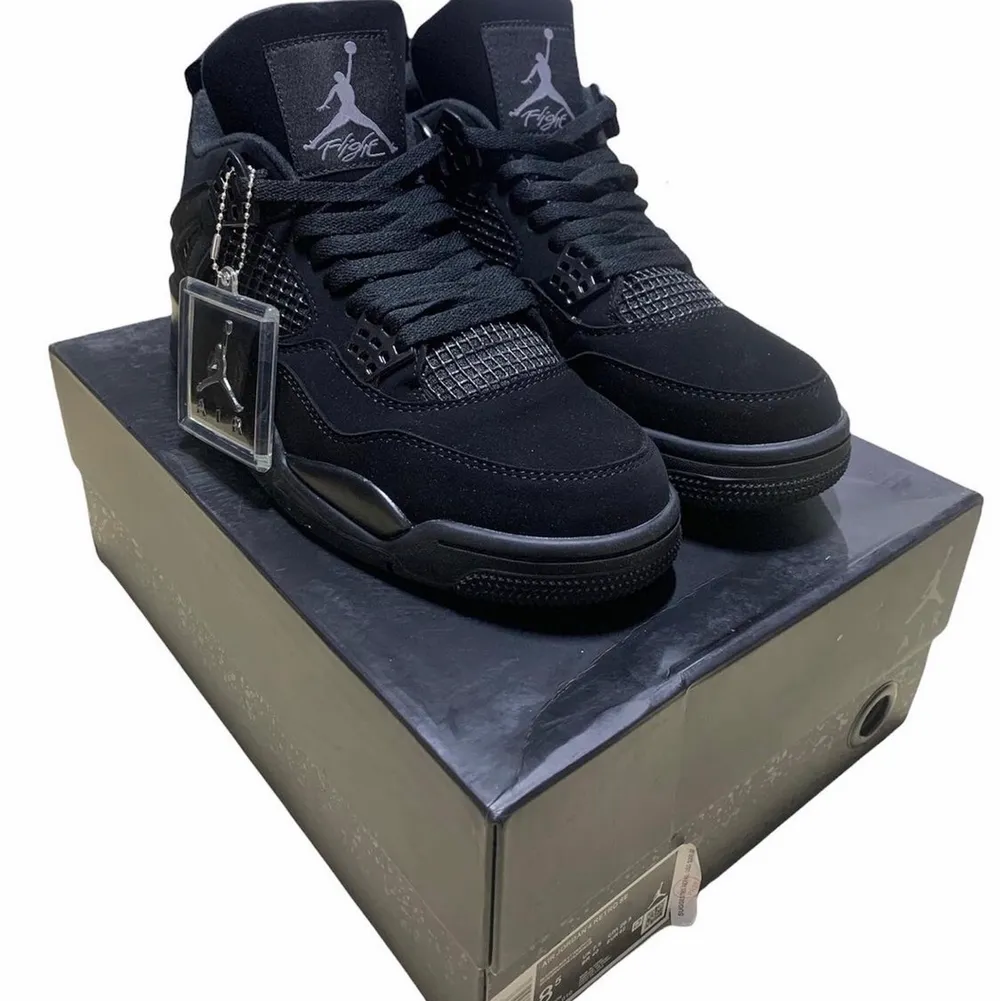 Jordan 4 black cats säljs för 4500kr kostar just nu 7000kr i affär. Storlek 43 jätte bra skick och använd någon gång.. Kengät.