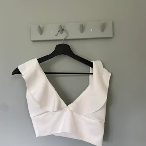 Vitt croppat Linne - Vitt croppat sött Linne. Lika djup i ryggen som på framsidan. Knappt använd