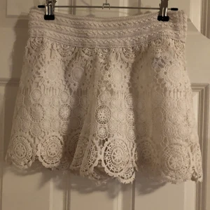 Vita spetsshorts - Vita spetshorts från Gina Tricot i storlek S. Väldigt bra skicka inga anmärkningar. 