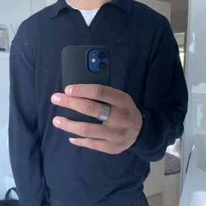 Stickad piketröja - Säljer min fina marinblå piketröja! Knappt använd och väldigt bra skick! Köparen står för frakt!