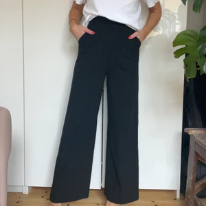 Kostymbyxor från &Other Stories strl 34 - Mina favoritbyxor vill ha ett nytt hem! Från other stories, svarta, långa och passar till allt. I fint skick men lite noppriga längst upp i kanten på bild 3 (jag drog bort några efter bilden så går lätt att ta bort). 