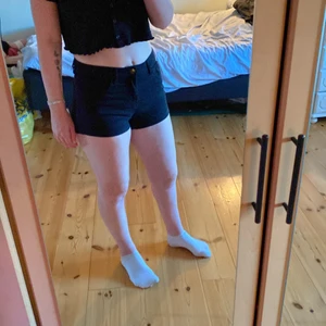 Svarta jeansshorts - Ett par svarta jeansshorts från H&M. Storlek 34. Säljer då de är för små. Är villig att diskutera priset vid snabb affär/köp av flera plagg.