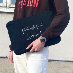 Datorfodral - Snyggt datorfodral säljes! Endast för 200kr!! Har två fack, går att använda för anteckningsblock och pennor i också, väldigt smidigt och snyggt.