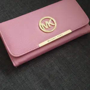 Helt ny plånbok i underbar rosa färg. Köpare står för frakt :)