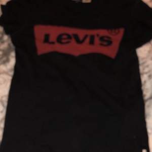 En fin Levi’s tröja. Den är bra kvalite den är ny 