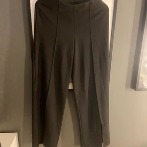 Utsvängda byxor med slits  - Byxor från Gina med slits