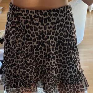En så fin leopard kjol från Lindex barnavdelning! Den är ganska stor i storlek! Den är såå söt och somrig💗 den är i ett mycket bra skick! Skriv till mig privat om ni är intresserade eller har frågor💕 