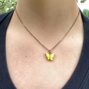 Halsband fjäril - 💫Halsband med en gul fjäril som passar mycket bra i sommar!💫