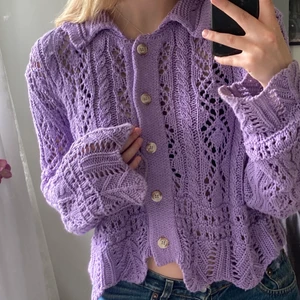 ZARA stickad kofta  - Sjukt fin stickad kofta från ZARA. Köpt förra sommaren men väldigt sparsamt använd. Storlek M men skulle uppskattar att den kan bäras av S-L. Passformen är gjord så att den är lite längre i ärmarna :)