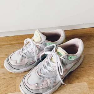 Skor  - Fila skor i olika färger💗💚💛 Storlek 39. Endast lite smutsiga på det vita annars mycket fräscha.   Kan mötas upp eller står du som köpare för frakten.