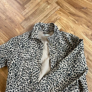 Jeansjacka - Cool jeansjacka i leopard mönster! Köpt från Ginatricot för två år sedan. Modellen är croppad och sitter snyggt på mig som är 176cm och vanligen bär S. Passar även en Xs
