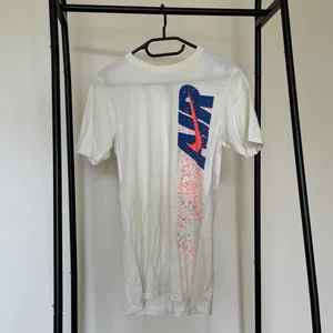 T-shirt  - Din lokala garderob skickar med PostNord för 59 Kr. Ni står för kostnaden av frakt. 