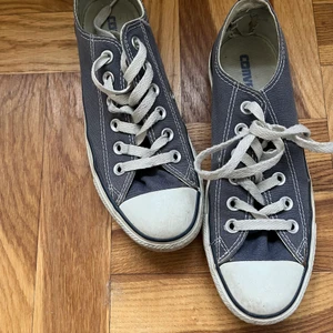 Converse - Snyggt slitna blå converse. Strl 38! 