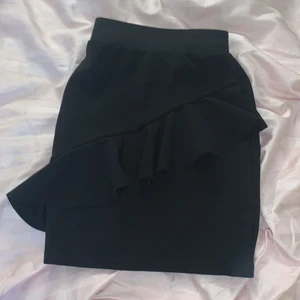 Strl 134-140  - En jätte fin sommar kjol, svart, med lite detaljer💝