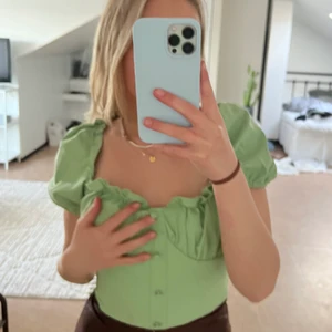 Topp  - Topp / blus, cropped, använd en gång 