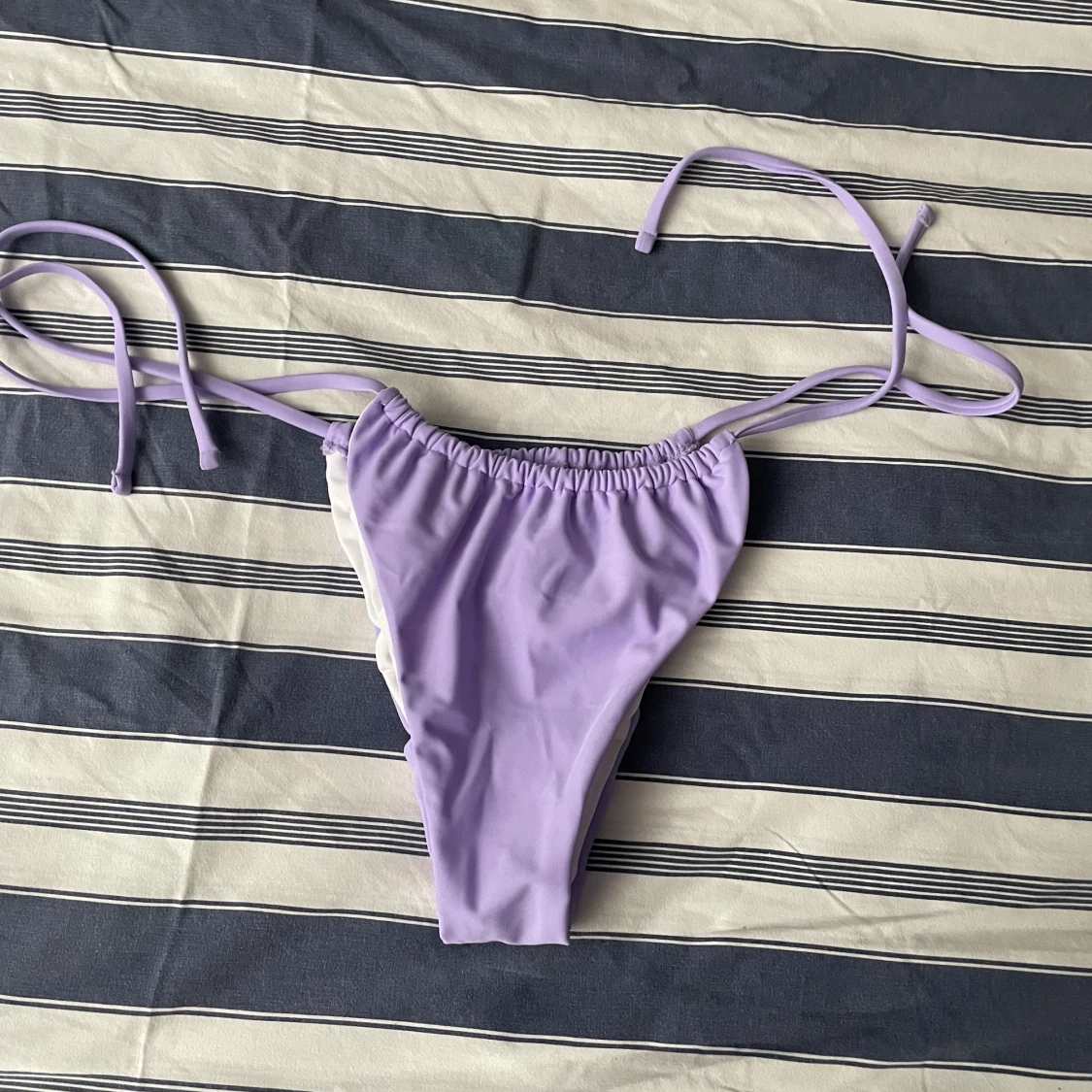 Lila bikini underdel