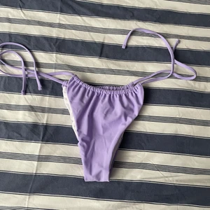 Lila bikini underdel - Köpt från shein i ett set men endast överdelen passade mig! Därav är den oanvänd. Superfin färg storlek L, borde funka på M oxå💞
