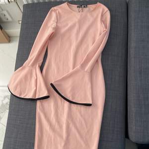 Super fin och gullig rosa klänning med svarta detaljer 