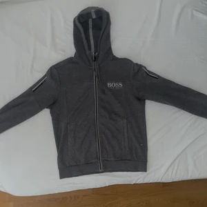Hugo Boss tröja - Fräsch Hugo Boss tröja, nästan nyskick, Nypris 1800kr. Storlek M fast den är lite liten i storleken.