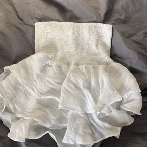 Volangkjol - Säljer denna fina vita volangkjolen som ej kommer till användning! Den är köpt från shein och är i storlek xs💕 Kan mötas upp i Linköping eller fraktas, då står köparen för frakten!
