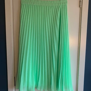 Grön kjol, Monki - Denna fina gröna kjol från monki fick inte plats i sommargarderoben och söker därför ny ägare. Den är i storlek M och passar jättebra. Den är väldigt stretchig i materialet vilket gör att den passar både för en storlek L/XL. Först till kvarn!