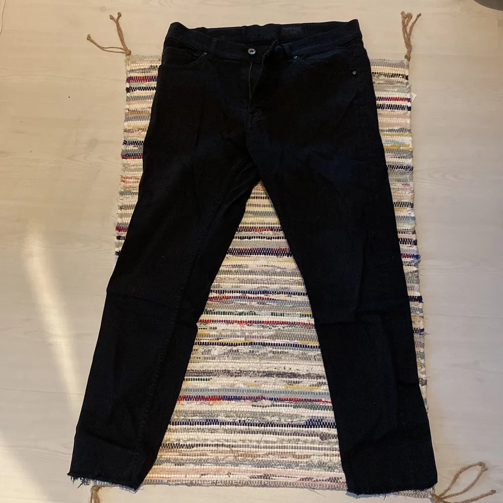 Svarta jeans i storlek 33/32, fransiga nertill. tajt modell.. Jeans & Byxor.