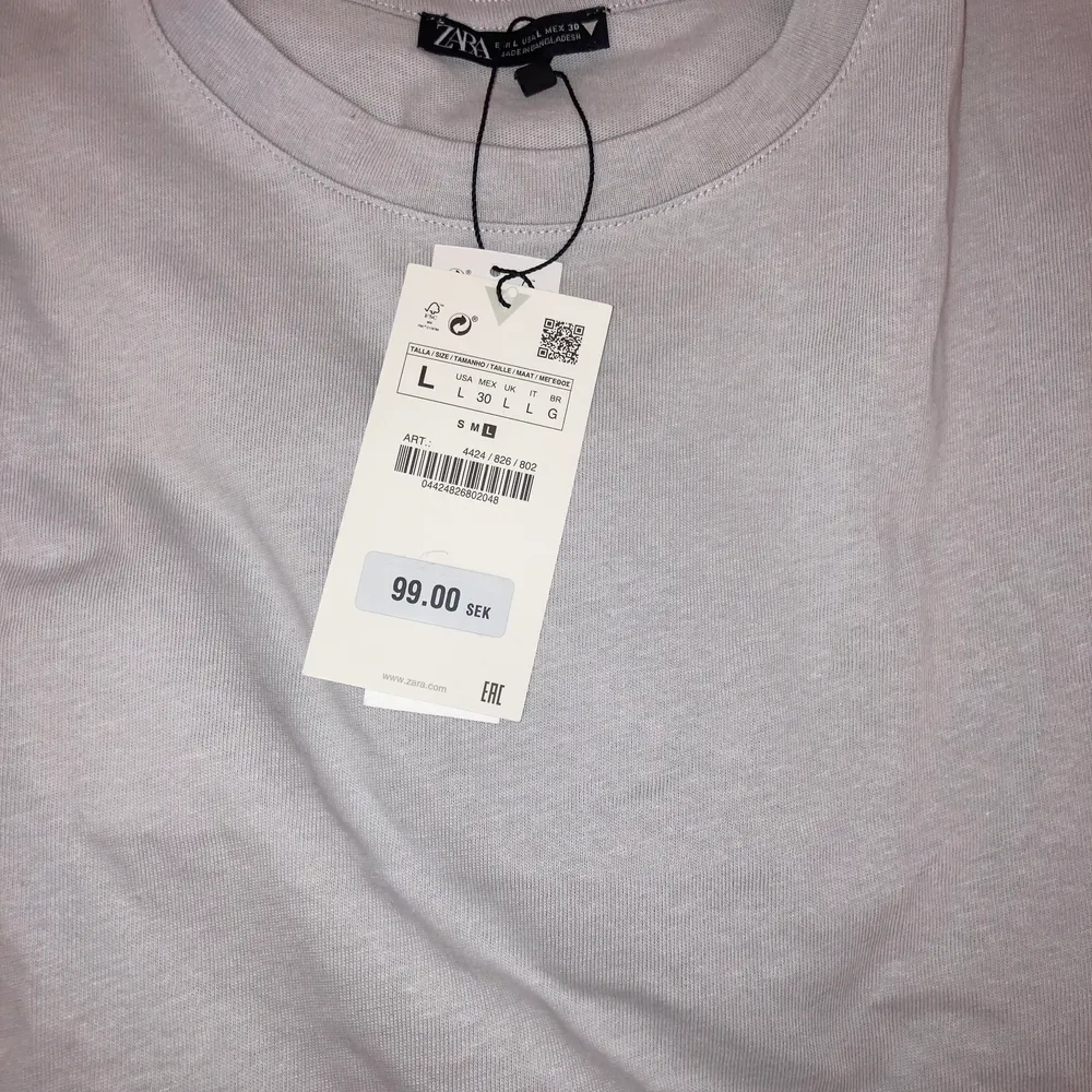 En basic t-shirt från Zara. Ny skick, aldrig använt, lappen finns till och med kvar.. T-shirts.