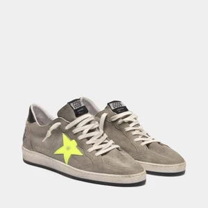 Golden goose 43 - Golden goose sneakers i skicket 9/10. Skorna är i storlek 43 och nypriset ligger runt 5000kr. Mitt pris: 3200kr