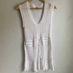 Virkad klänning  - Jättesöt virkad klänning från esprit. Den är ganska kort så hade funkat bra som typ en beach cover up eller liknande❣️ det står L på lappen men den sitter som en S/M