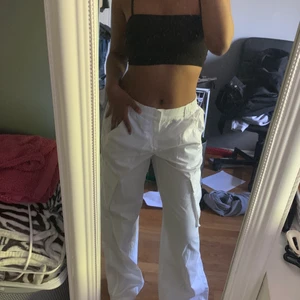 Vita cargobyxor  - Säljer dessa snygga cargos från hm! Använda 1 gång och säljer pga att de inte kommer till användning längre💓