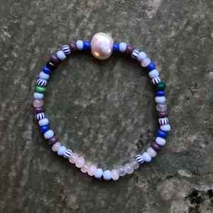 Handgjord pärlarmband med elastiskt band 🧡  Sötvattenpärla 🤭